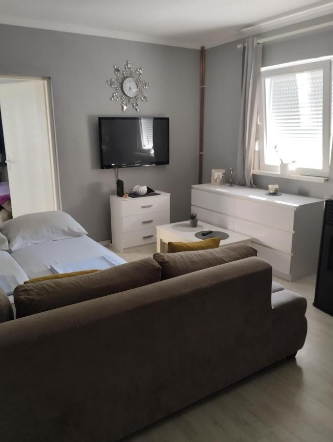 Apartman All Seasons Hotonj Exterior foto